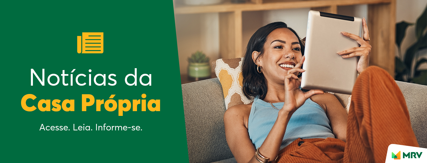 Peça promocional da MRV para a campanha Big Aniversário. A arte destaca a chamada “Compre agora e pague a 1ª mensal depois do Carnaval” ao lado da imagem de um apartamento decorado integrado entre sala, cozinha e varanda. O layout utiliza cores amarelo, laranja e verde, com elementos festivos como balões.